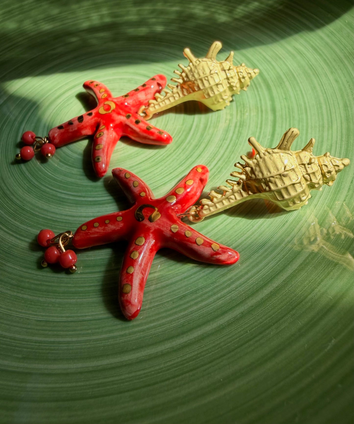 Drop pendientes cerámica estrella rojos