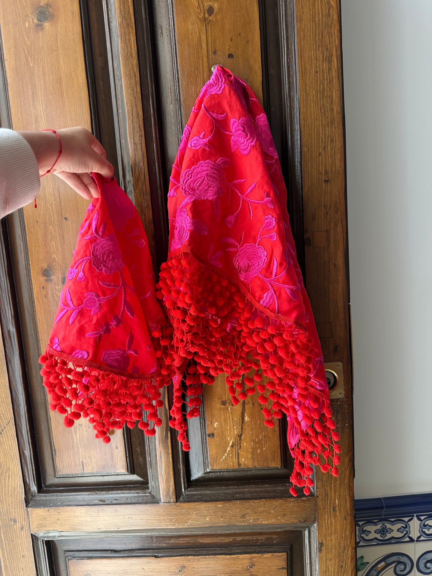 Mantón / piquillo rojo bordado en fucsia