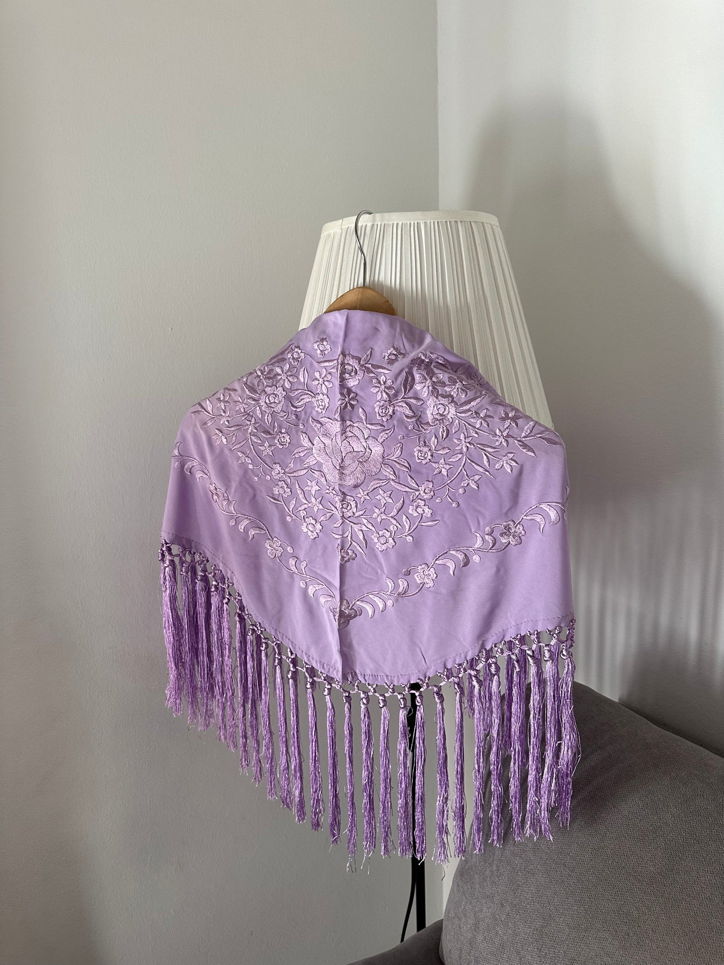 Mantón lila bordado