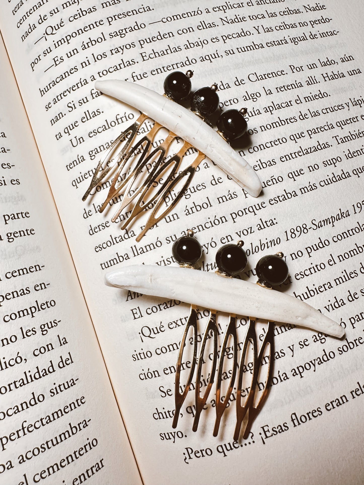 Peinecillo colmillo detalles negros