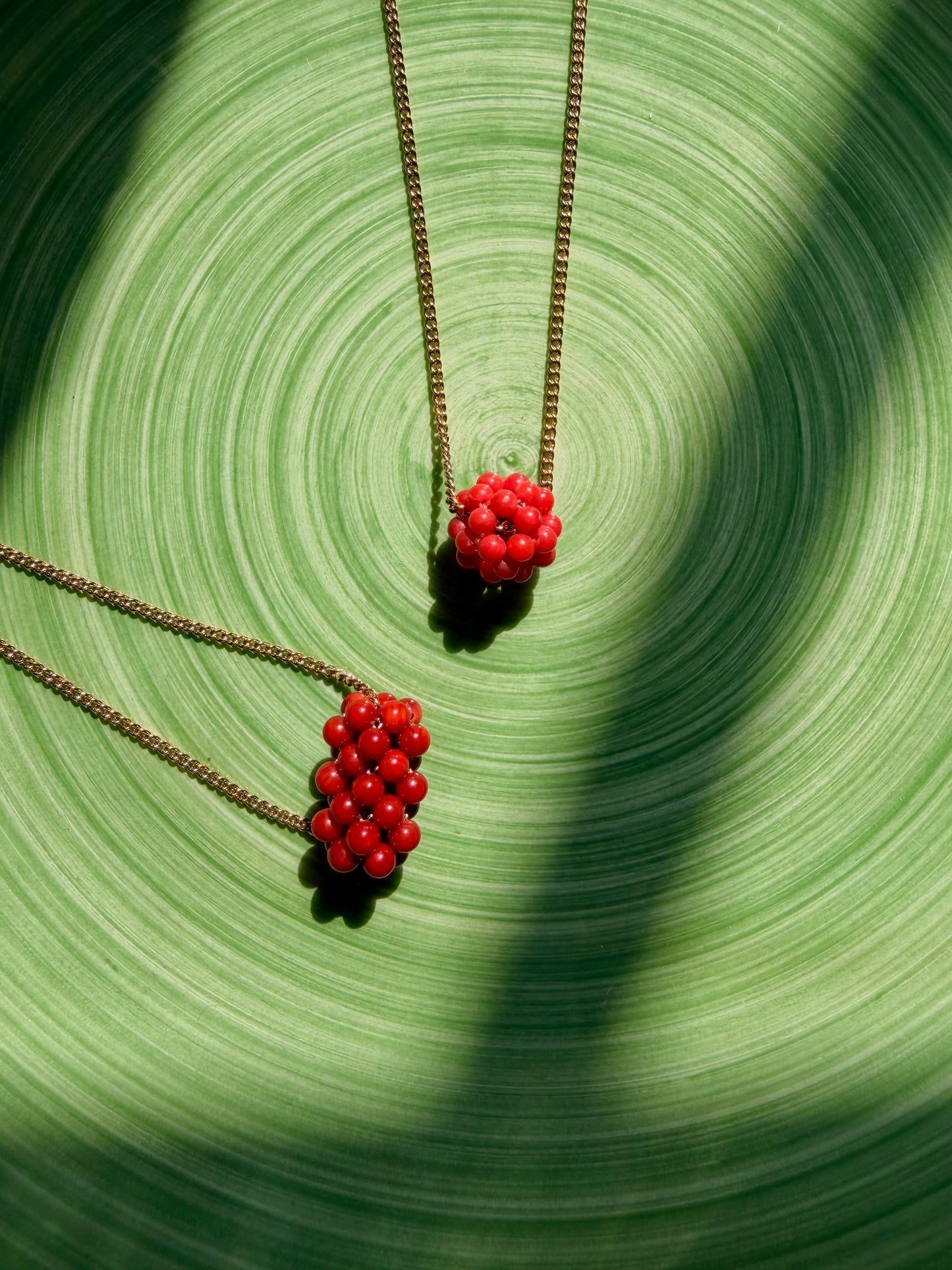 Drop collar resina detalle rojo