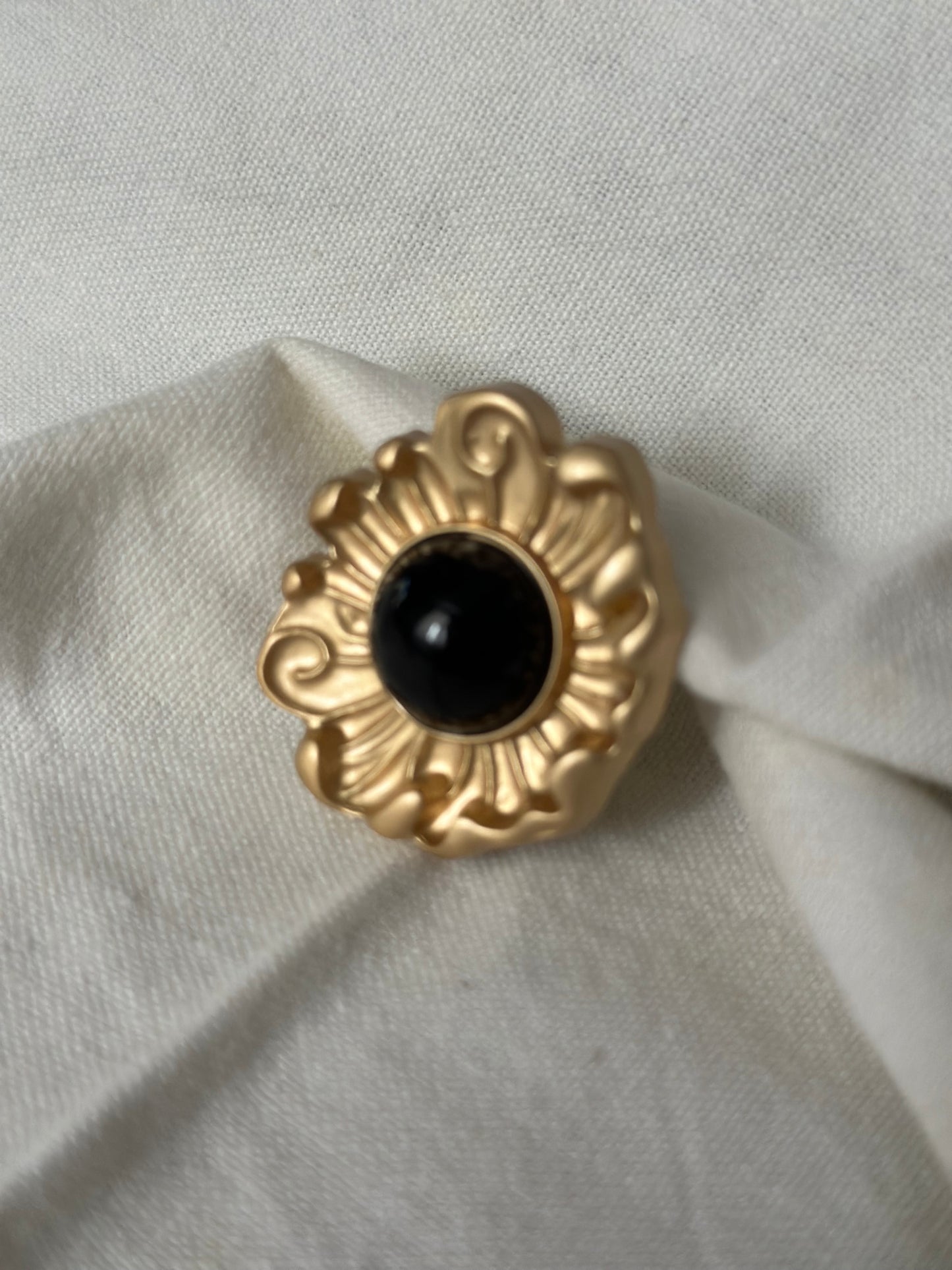 Broche flor negra