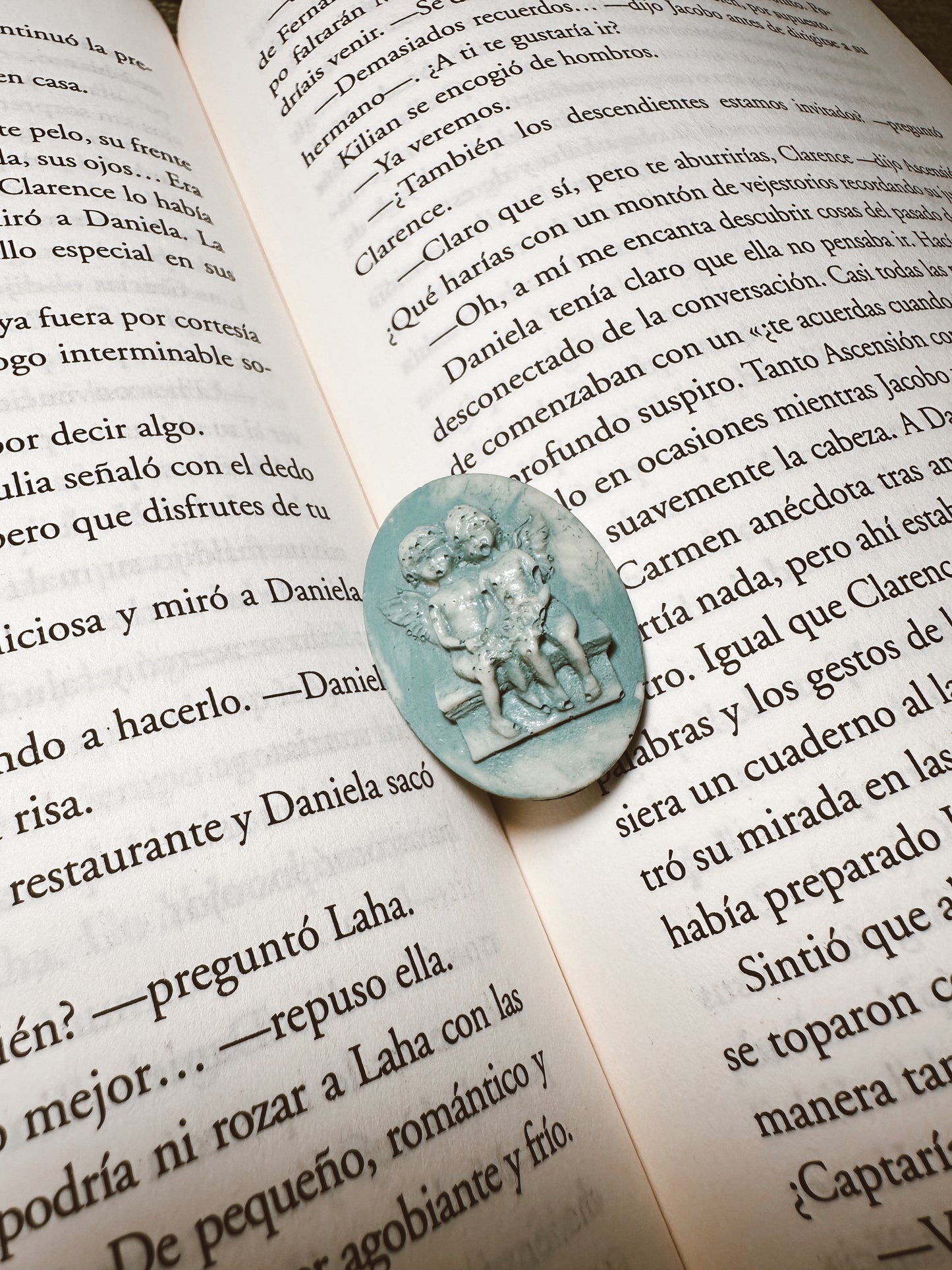 Broche resina angelotes celestón