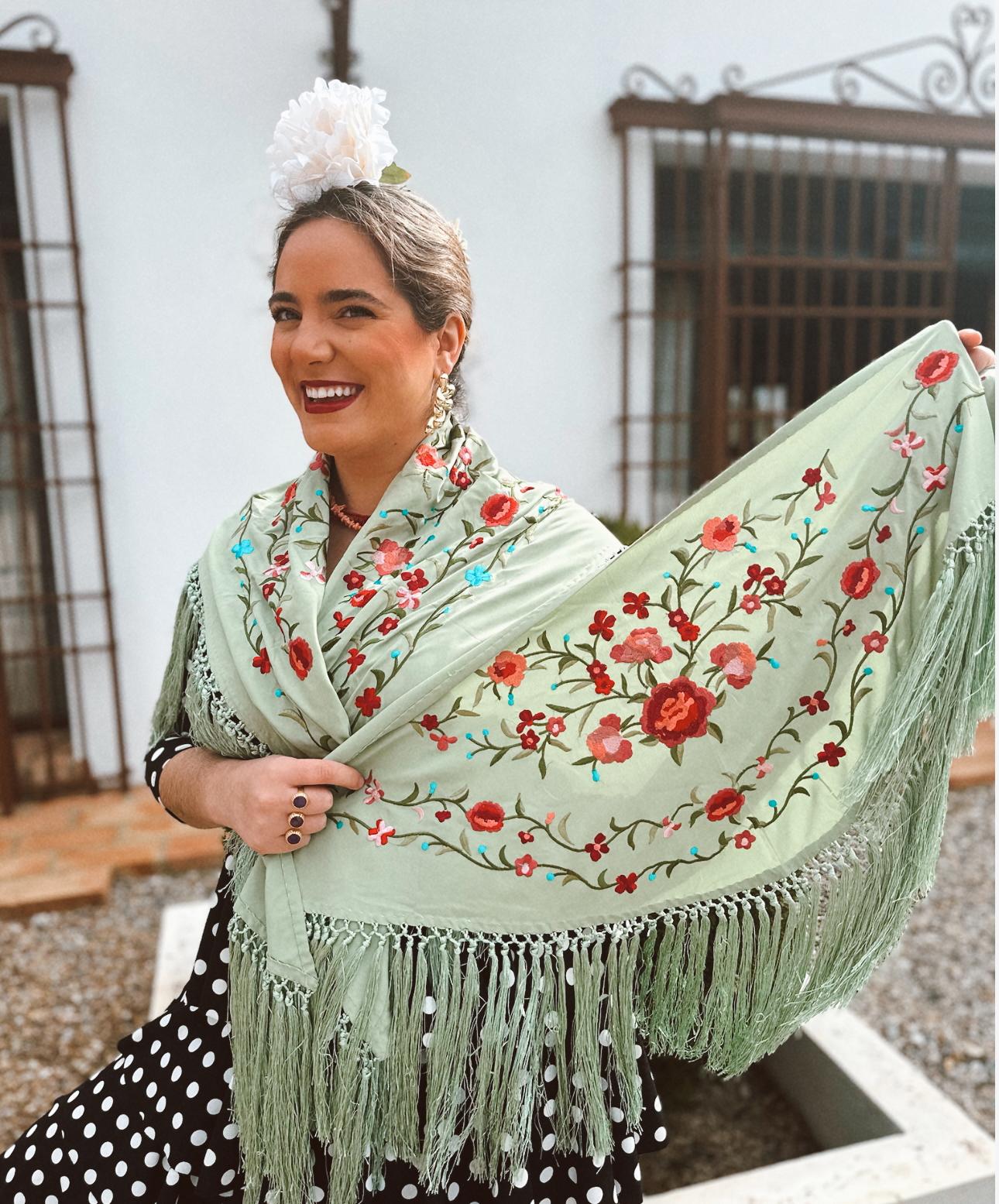 Mantón bordado flores color manzana mujer