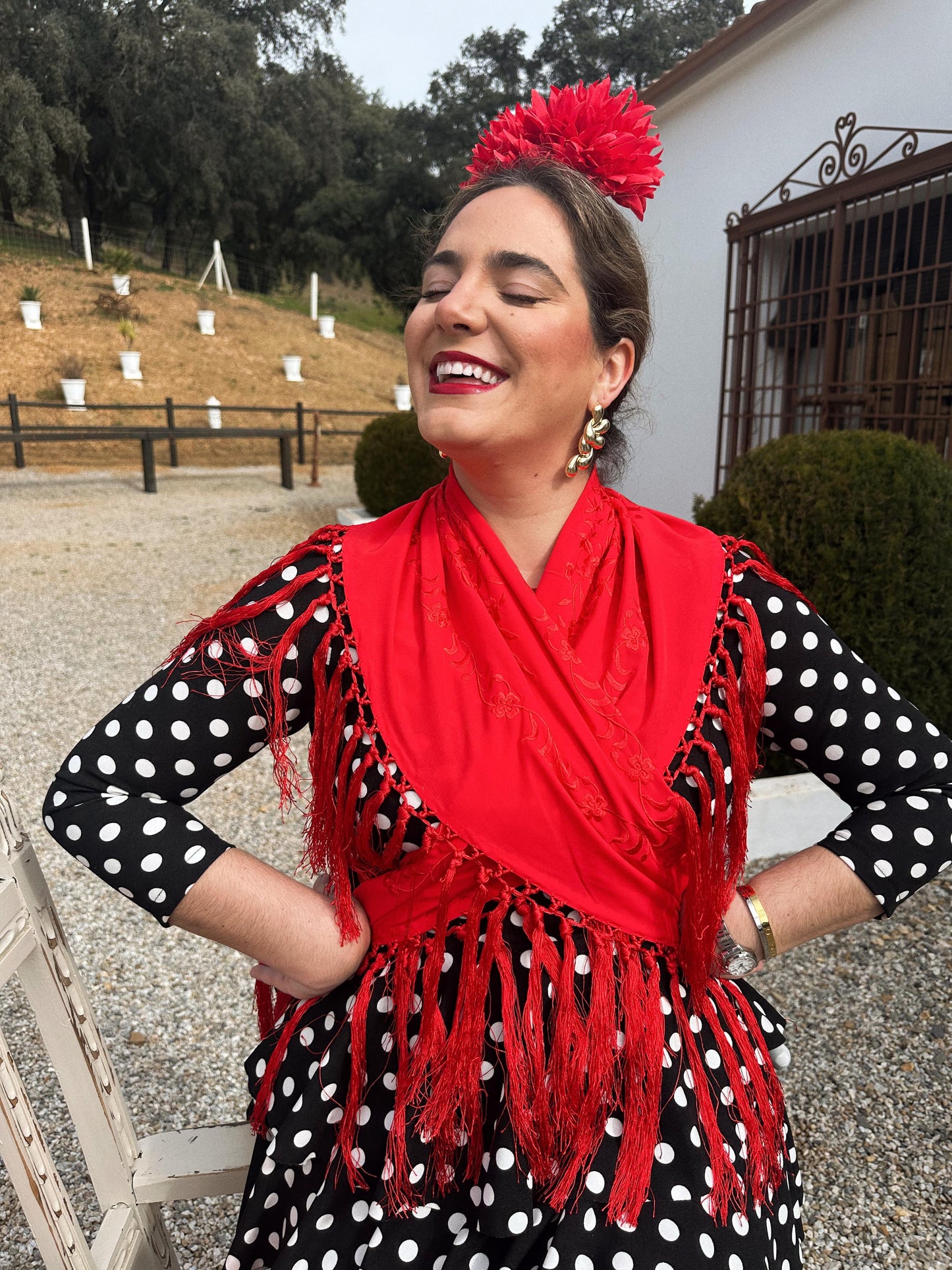 Mantón rojo bordado