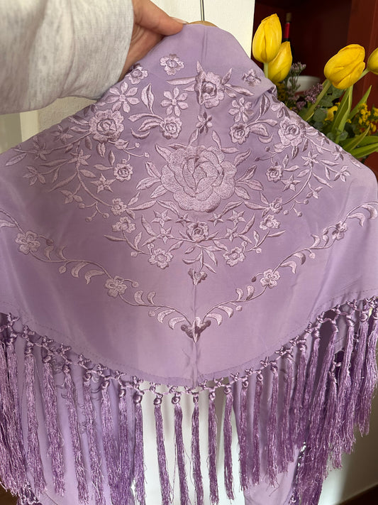 Mantón lila bordado