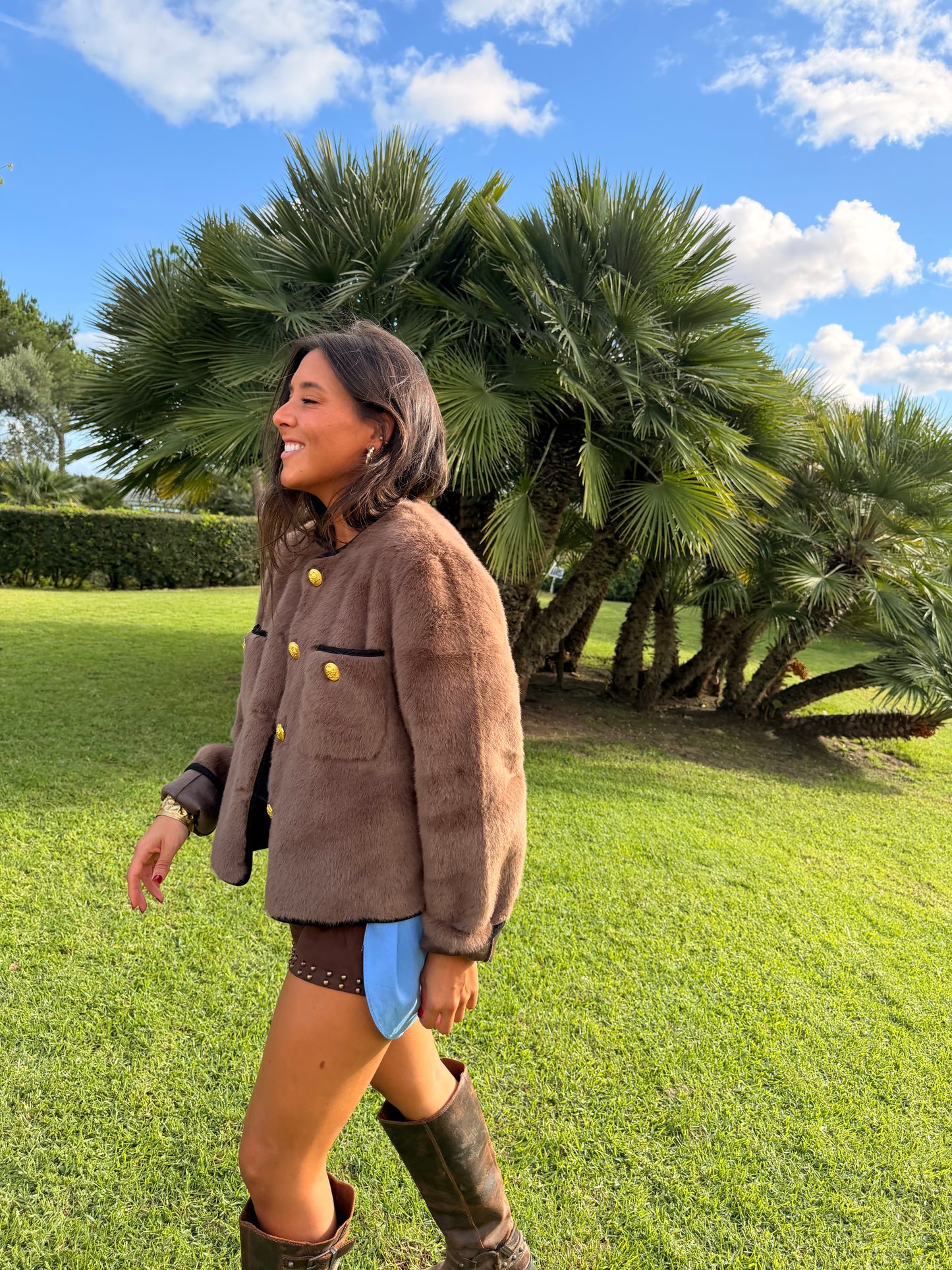 Chaqueta forrada de neopreno con pelo camel y botones dorados