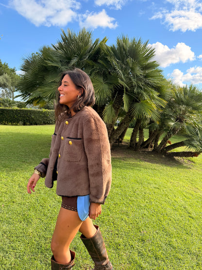 Chaqueta forrada de neopreno con pelo camel y botones dorados