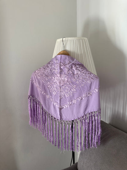 Mantón lila bordado
