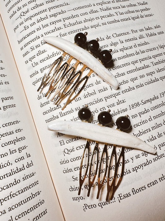 Peinecillo colmillo detalles negros