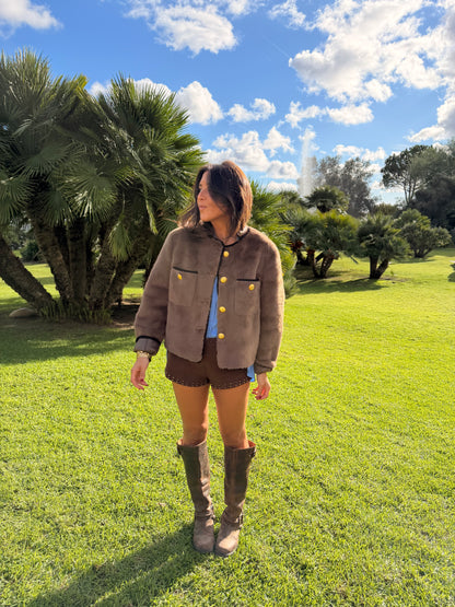 Chaqueta forrada de neopreno con pelo camel y botones dorados