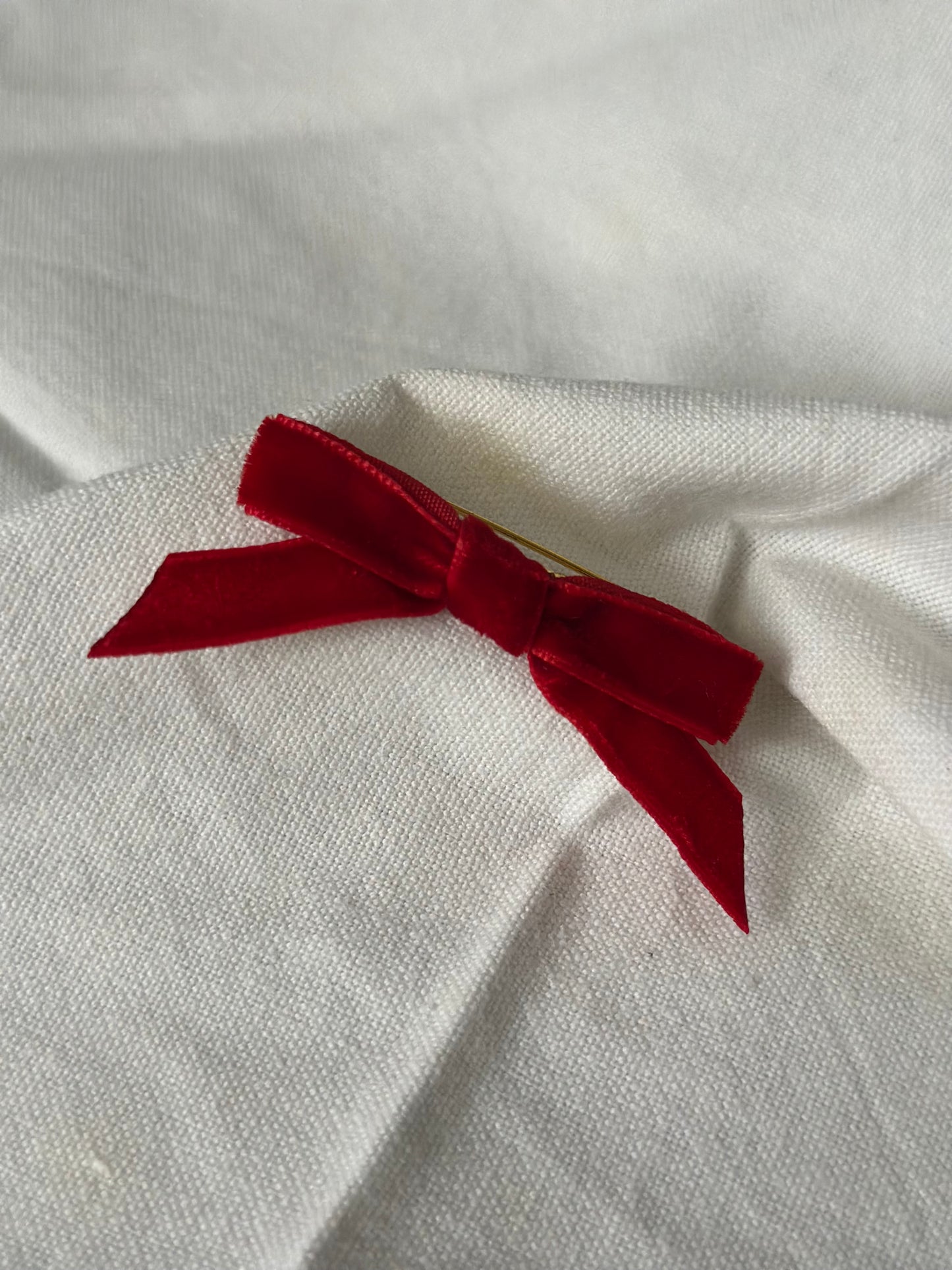 Broche lazo rojo