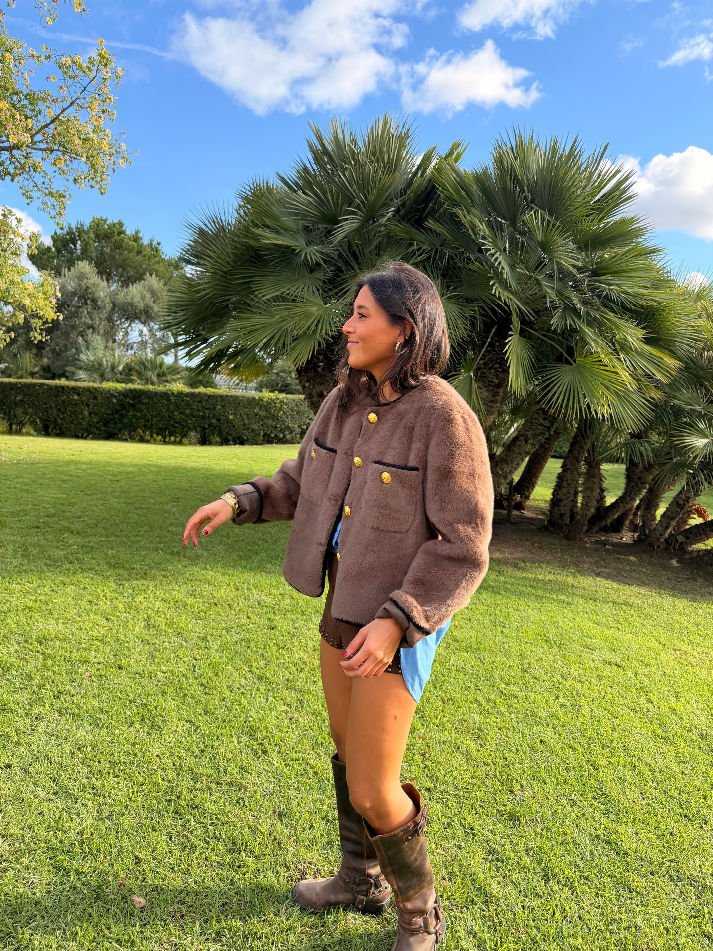 Chaqueta forrada de neopreno con pelo camel y botones dorados