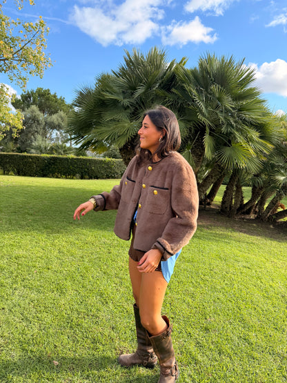 Chaqueta forrada de neopreno con pelo camel y botones dorados