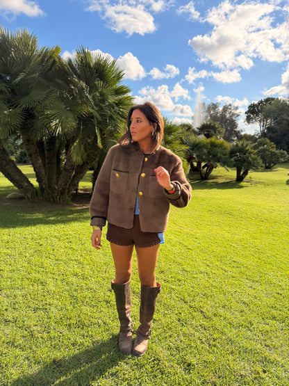 Chaqueta forrada de neopreno con pelo camel y botones dorados