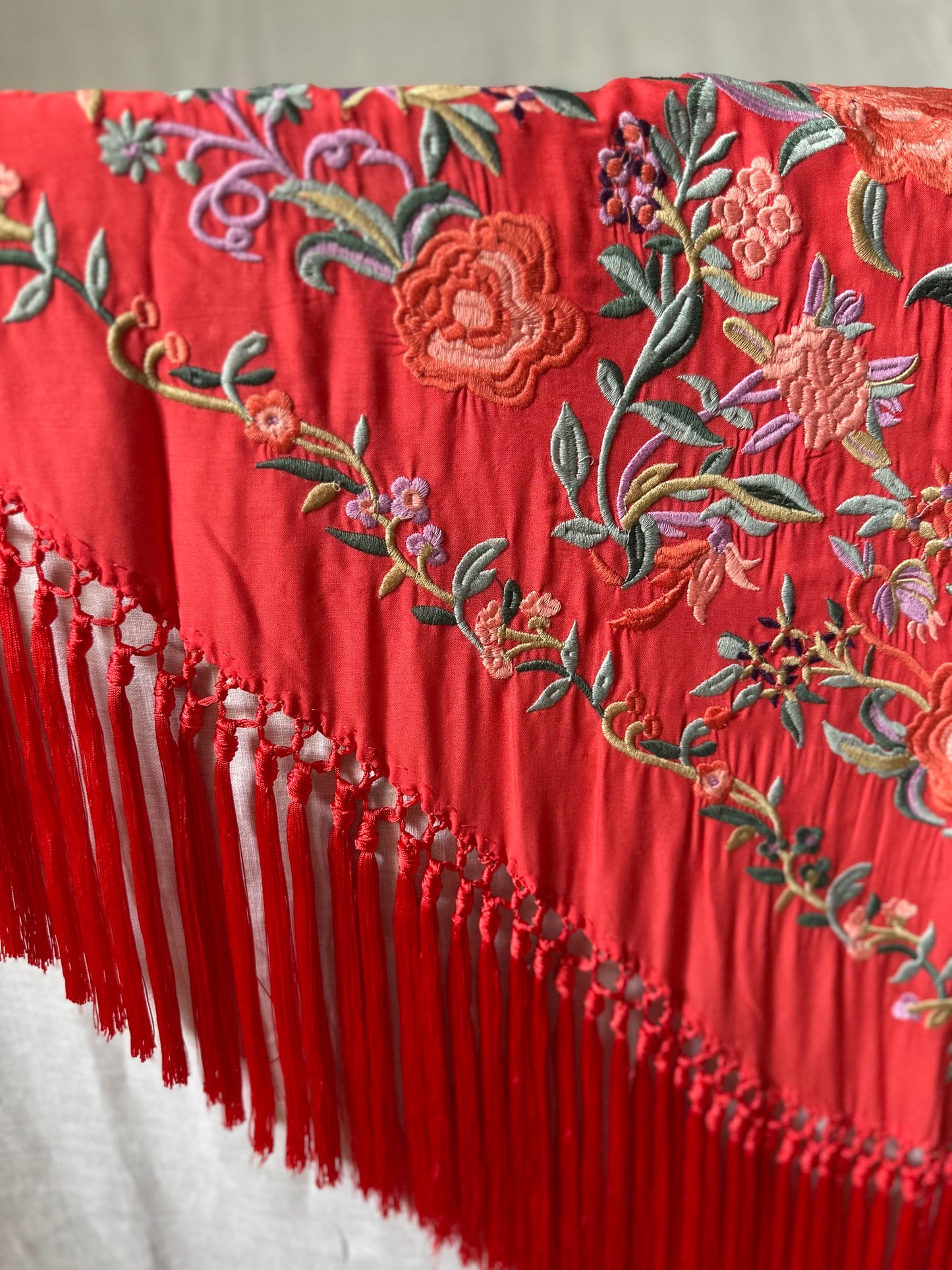 Mantón rojo bordado colores