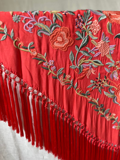 Mantón rojo bordado colores