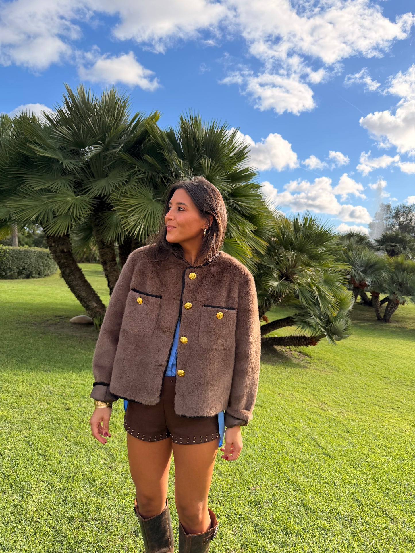 Chaqueta forrada de neopreno con pelo camel y botones dorados