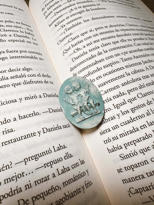Broche resina angelotes celestón