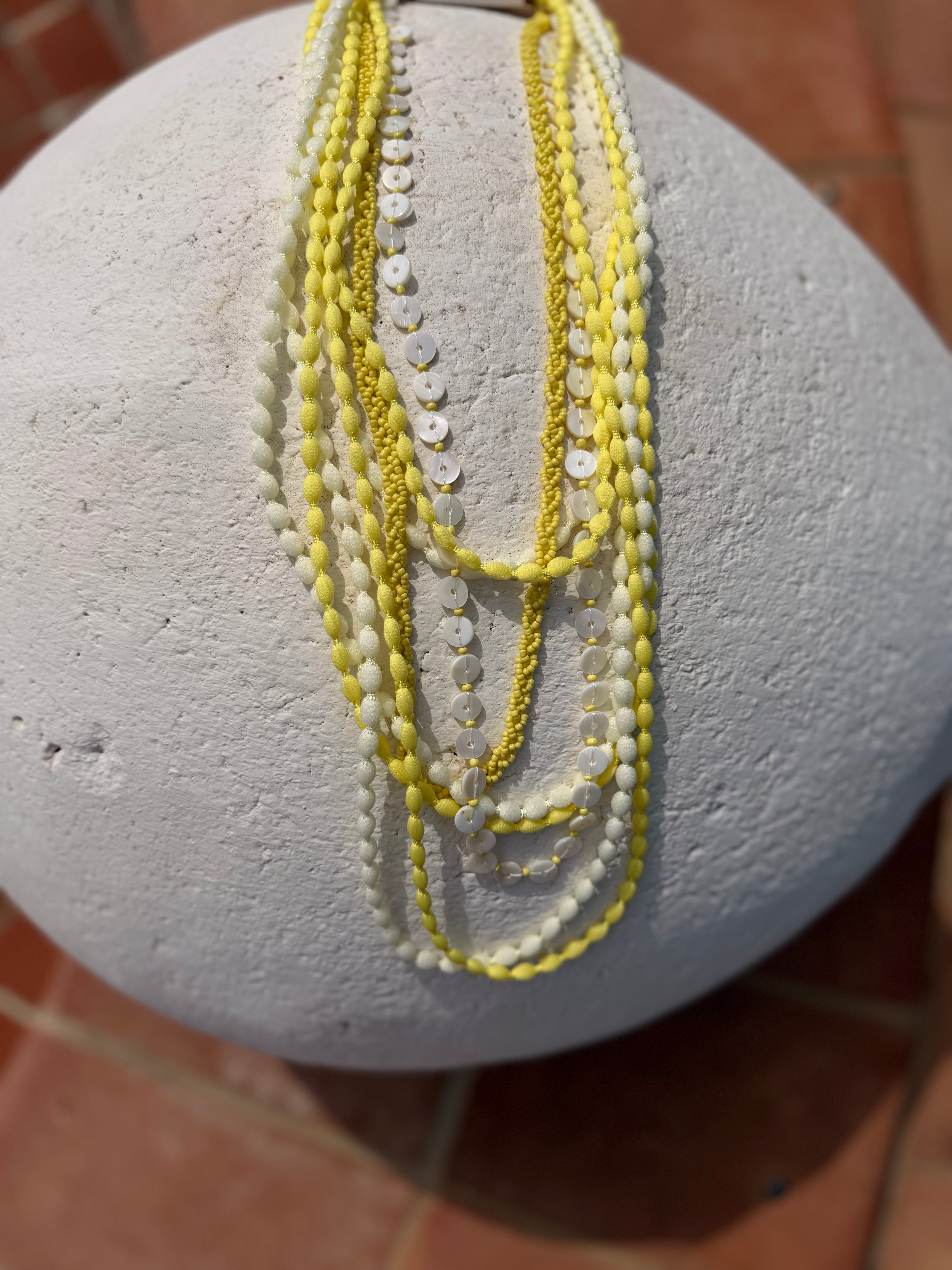 Collar multivuelta amarillo