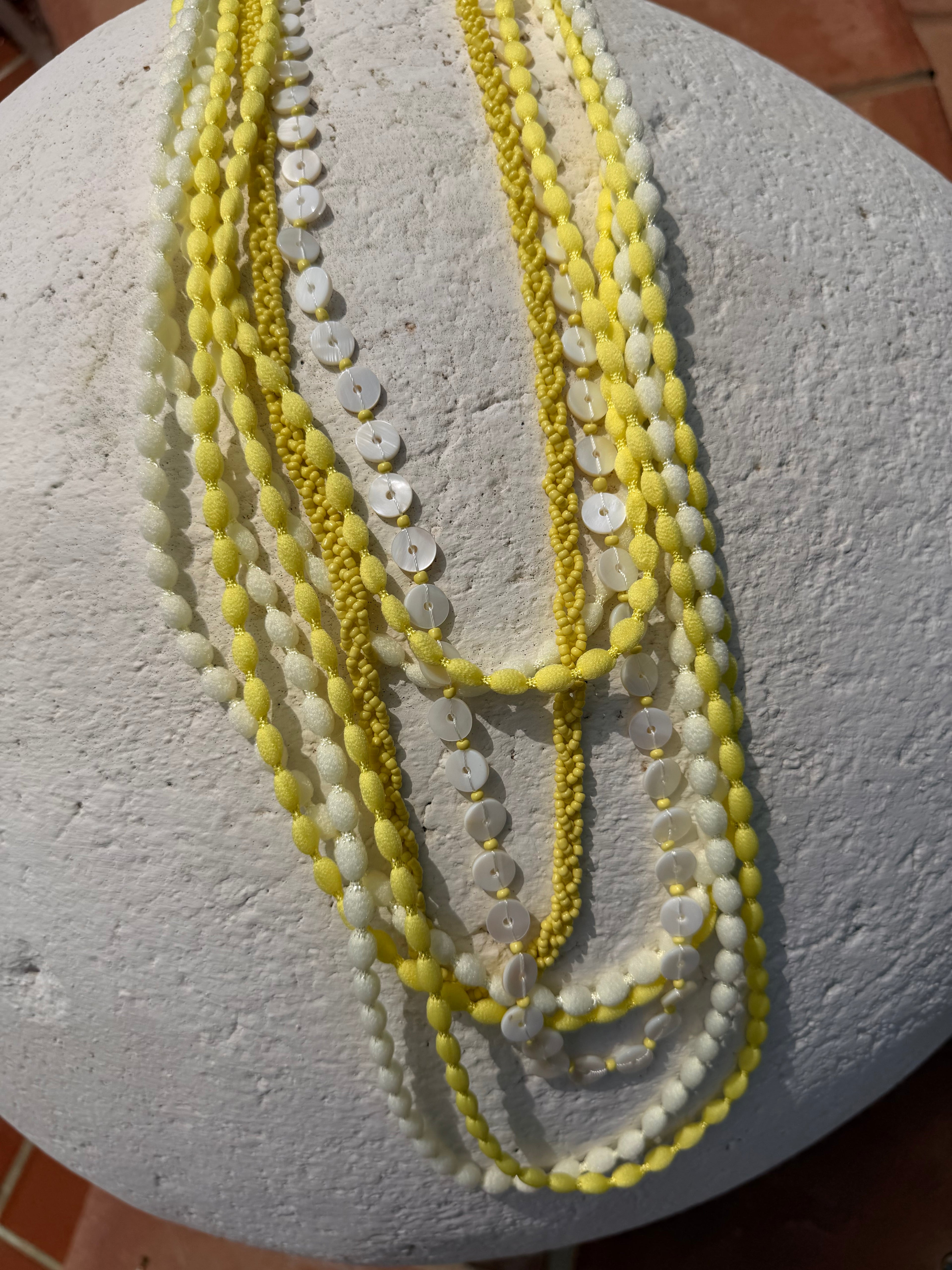 Collar multivuelta amarillo