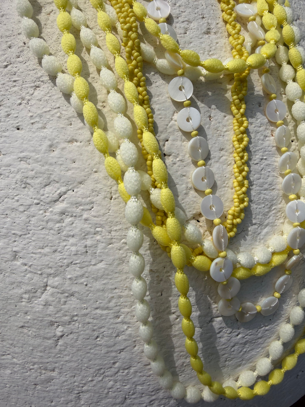 Collar multivuelta amarillo