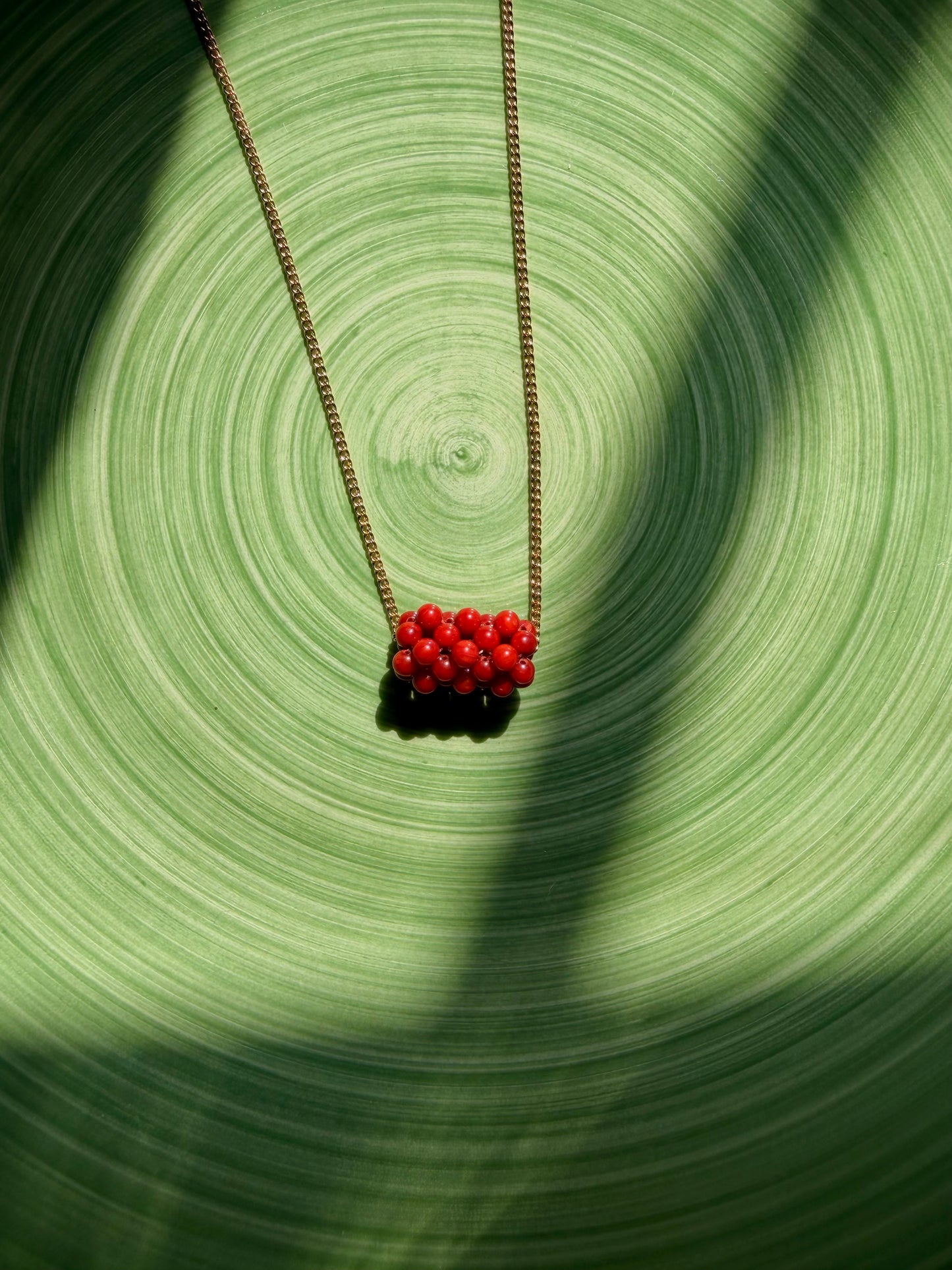 Drop collar resina detalle burdeos