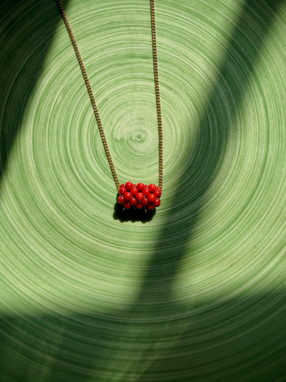 Drop collar resina detalle burdeos