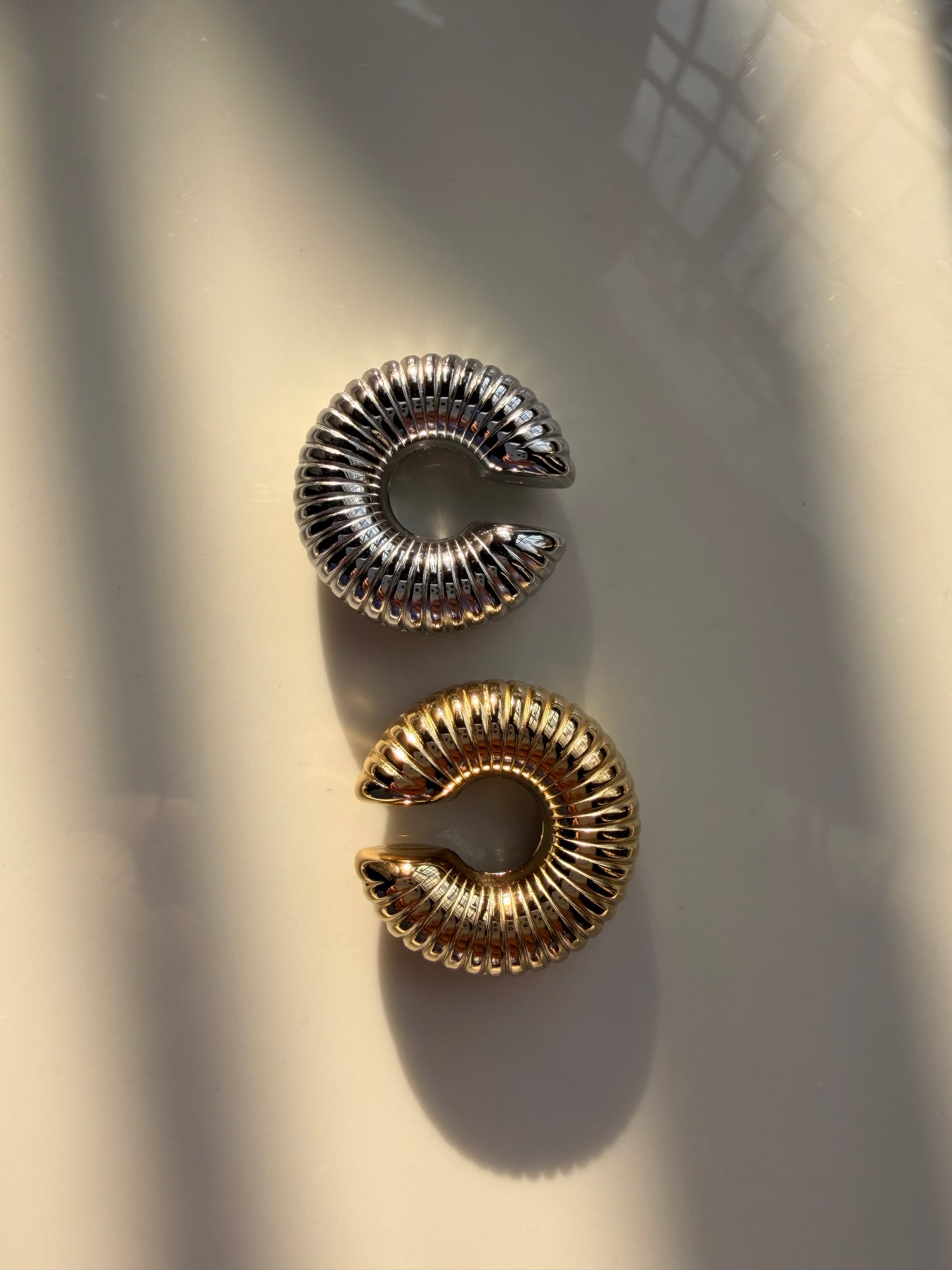 Drop earcuff rayado oro