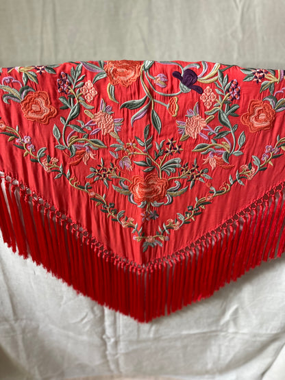 Mantón rojo bordado colores