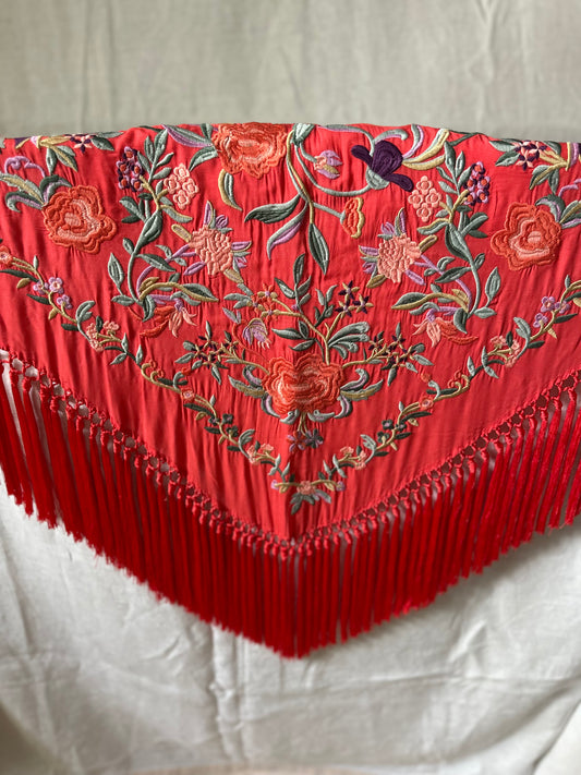 Mantón rojo bordado colores