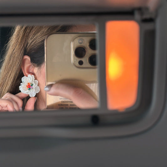 Pendientes flor blanca detalles